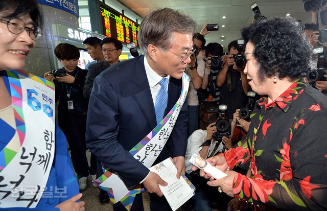 문재인 새정치민주연합 대표가 25일 오전 서울 용산역 대합실에서 귀성객들과 인사하고 있다. 서재훈기자 spring@hankookilbo.com