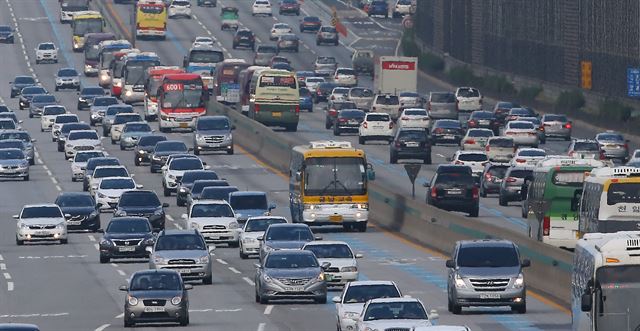 추석연휴 첫날인 26일 오후 경기도 성남 서울톨게이트 인근 경부고속도로 위로 차량들이 지나고 있다. 도로공사 관계자는 "오후 들어 정체가 차츰 풀리기 시작해 오후 8∼9시께면 해소될 전망"이라고 밝혔다. 도로공사는 이날 오전 11시까지 21만대가 서울을 빠져나갔으며 자정까지 모두 45만대가 서울을 벗어날 것으로 내다봤다. 이날 중 전국 고속도로 전체 교통량은 406만대로 예상된다. 연합뉴스