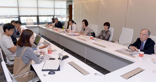 한국일보 독자권익위원들이 16일 한국일보 본사 회의실에서 박근혜 대통령 중국 방문, 남북 고위급 회담, 노사정 합의 등에 대해 의견을 나누고 있다. 왕태석기자 kingwang@hankookilbo.com