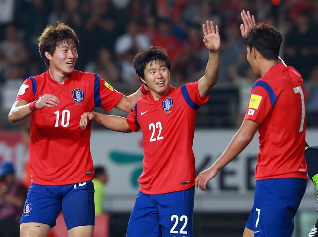 3일 경기도 화성종합경기타운에서 열린 2018 러시아 월드컵 아시아 지역 예선 대한민국 대 라오스의 경기. 한국 권창훈이 추가골을 성공시킨 후 환호하고 있다. 연합뉴스