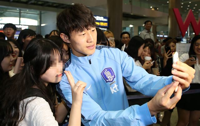 10일 오후 대한민국 축구대표팀 이재성이 인천국제공항을 통해 입국, 기다리던 소녀 팬들과 사진을 찍고 있다. 연합뉴스