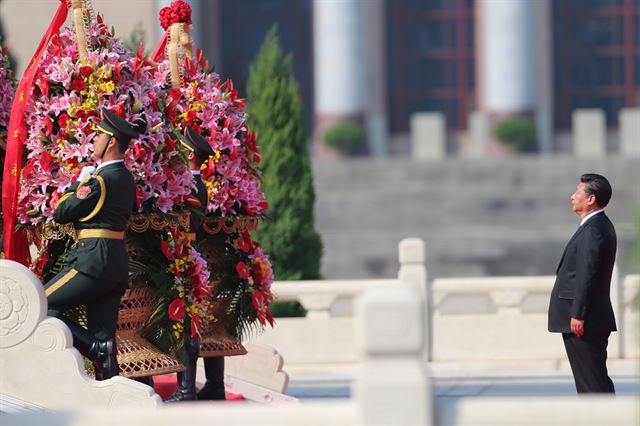 국경절(중화인민공화국 건국기념일) 66주년을 하루 앞둔 30일(현지시간) 시진핑 중국 국가주석이 리커창 중국 총리, 장더장 전인대 상무위원 등과 함께 톈안먼 광장에 있는 인민영웅기념탑을 방문해 헌화하고 있다. 10월 1일부터 7일까지 이어지는 중국 국경절 황금연휴를 맞게 된다. 베이징=EPA 연합뉴스