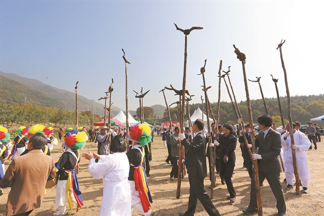 하곡마을 농악대가 신나게 풍물을 올리자 개천안솟대문화제에 참가한 사람들이 솟대를 들고 농악대를 따라가고 있다.