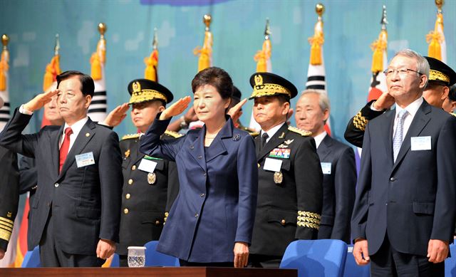 박근혜 대통령이 1일 춤남 계룡시 계룡대 대강당에서 열린 건군 제67주년 국군의 날 기념식에서 거수 경례를 하고 있다. 박 대통령 오른쪽은 양승태 대법원장, 왼쪽은 한민구 국방부 장관. 홍인기기자 hongik@hankookilbo.com