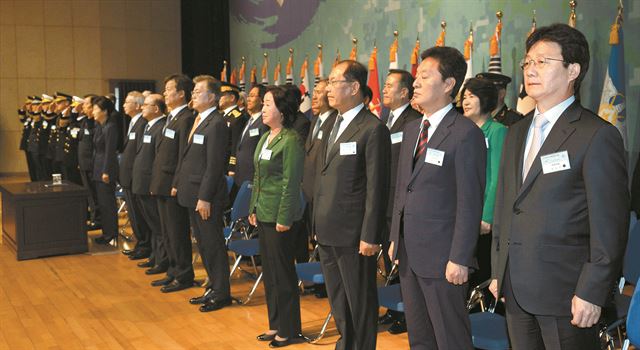 정관계 인사들이 1일 충남 계룡대 대강당에서 열린 국군의 날 기념식에 참석해 사관생도들로부터 경례를 받고 있다. 오른쪽부터 국회 국방위원인 유승민 새누리당 의원과 국방위원장인 정두언 의원, 황우여 교육부 장관, 심상정 정의당 대표, 문재인 새정치민주연합 대표, 이인복 중앙선관위원장, 박한철 헌법재판소장, 양승태 대법원장. 홍인기기자 hongik@hankookilbo.com