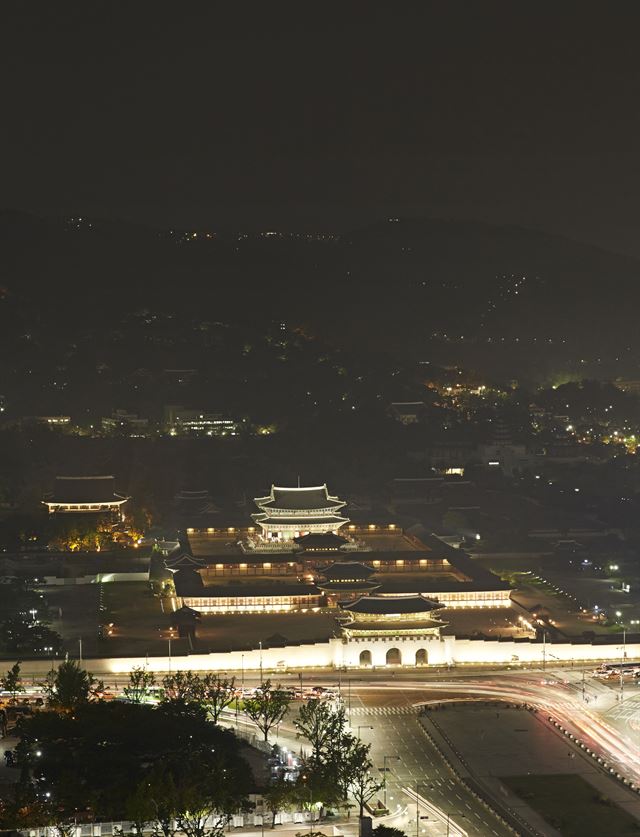 포시즌스 호텔 서울에서 바라본 밤의 경복궁.