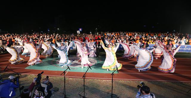 지난해 축제에 참여한 멕시코 민속춤경연 팀이 거리공연을 펼치고 있다/천안시 제공/2015-10-01(한국일보)