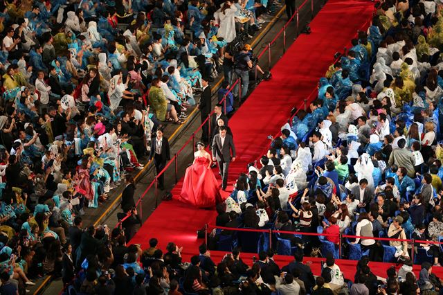 1일 오후 부산 해운대 영화의전당에서 열린 제20회 부산국제영화제 개막식에서 한 배우가 레드카펫을 밝으며 입장하고 있다. 부산=연합뉴스