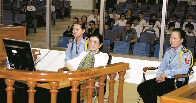 이엥 티릿은 크메르루주 정권이 붕괴한 지 28년 만에 유엔 캄보디아 특별법정 피고석에 앉았다. 그는 인민을 위해 일한 죄밖에 없다며 고문과 학살 혐의를 부인했다.