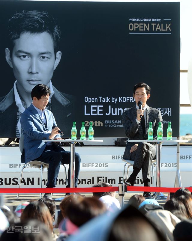 2일 부산 해운대에서 열린 제20회 부산국제영화제 오픈토크 에서 배우 이정재씨가 기자와 팬들의 질문에 답하고 있다. 신상순 선임기자ssshin@hankookilbo.com