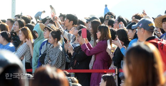 [151002-9] [저작권 한국일보] 2일 부산 해운대에서 열린 제20회 부산국제영화제 오픈토크 에서 배우 이정재씨의 등장에 팬들이 환호 하고 있다. 신상순 선임기자ssshin@hankooilbo.com /2015-10-02(한국일보)