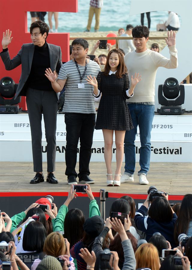 [저작권 한국일보]3일 오후 해운대 비프빌리지에서 열린 부산국제영화제 오픈무대에 영화 '돌연변이'의 권오광 감독, 배우 이광수, 이천희, 박보영이 참석 팬에게 인사하고 있다. 신상순 선임기자ssshin@hankookilbo.com /2015-10-03(한국일보)