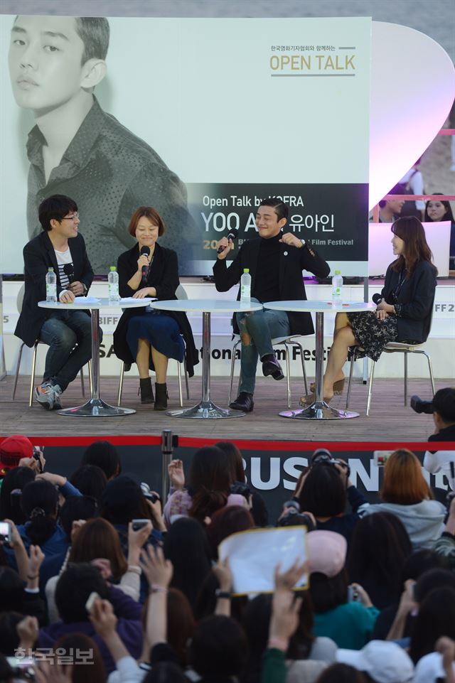 [저작권 한국일보]배우 유아인이 3일 오후 부산 해운대구 BIFF 빌리지 야외무대에서 열린 '한국영화기자협회와 함께하는 오픈토크 에서 질문에 답하고 있다 . 신상순 선임기자ssshin@hankookilbo.com /2015-10-03(한국일보)