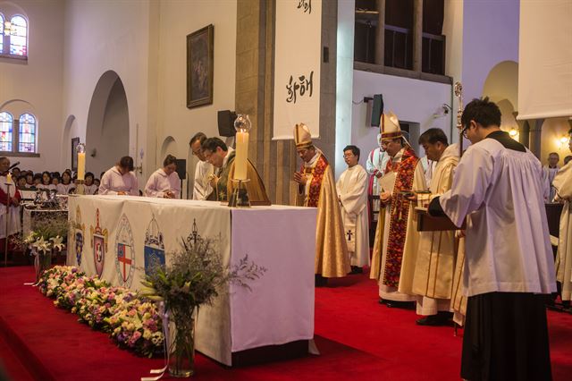 3일 오전 서울 중구 서울주교좌성당에서 열린 대한성공회 선교 125주년 기념 감사성찬례에서 김근상(가운데) 의장주교 등 성직자들이 입장해 제대를 축복하고 있다. 대한성공회 제공