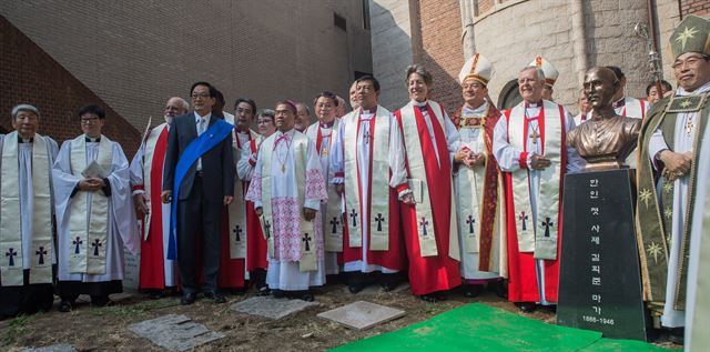 3일 오전 서울 중구 서울주교좌성당 아랫마당에서 대한성공회 선교 125주년 기념 행사 일환으로 고 김희준 사제 기념 흉상 제막식이 열렸다. 대한성공회 제공