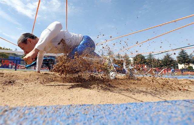 경북 영천 육군3사관학교 세종연병장에서 4일 열린 경북ㆍ문경 세계군인체육대회 육군5종 장애물달리기 경기에 출전한 외국 선수가 포복으로 장애물을 통과하고 있다. 영천=연합뉴스