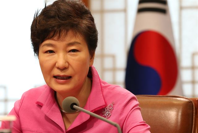 박근혜 대통령이 지난달 21일 청와대에서 열린 수석비서관회의를 주재하고 있다. 한국일보 자료사진