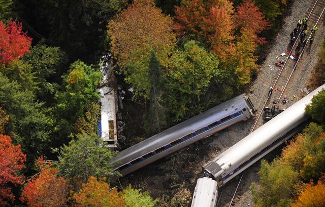 미 버먼트주 노스필드에서 5일(현지시간) 암트랙(Amtrak) 탈선 사고가 발생한 가운데 소방관 등 관계자들이 사고 현장에 모여 있다. 암트랙(Amtrak)은 지난 5월 필라델피아에서 8명이 사망하고 200여명이 부상을 당하는 탈선 사고를 내기도 했다. AP 연합뉴스