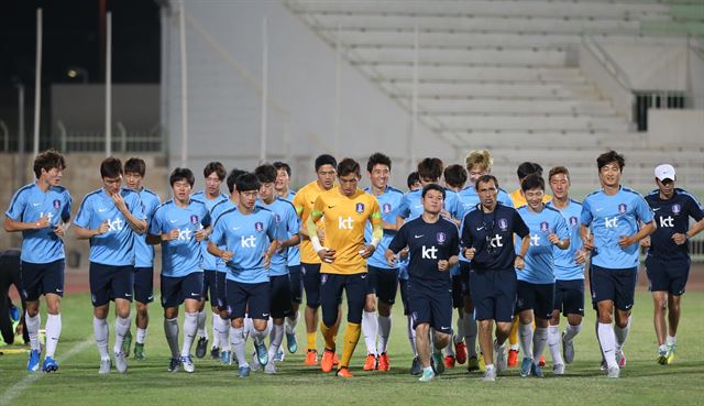 2018 러시아월드컵 아시아지역 2차 예선 G조 4차전 쿠웨이트와 원정경기에 나서는 한국 축구대표팀이 7일 쿠웨이트시티 국립 경기장에서 몸을 풀고 있다. 쿠웨이트시티=연합뉴스