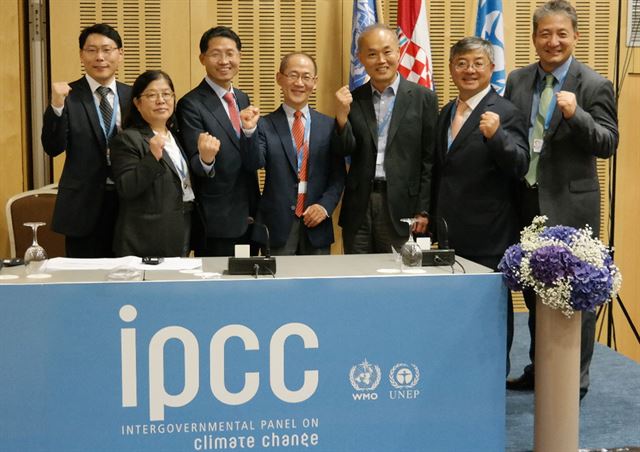 이회성 교수가 IPCC 새 의장 선출 직후 이형종 외교부 심의관 등 정부, 학계 관계자들과 기쁨을 나누고 있다. 환경부 제공