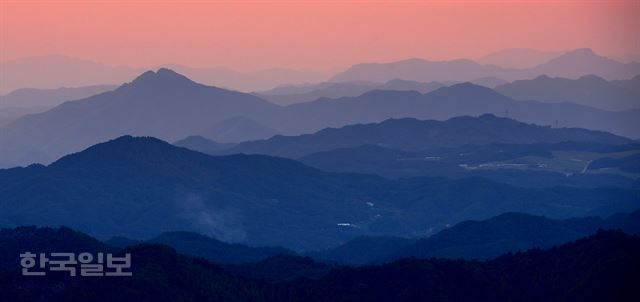 사재산 명품 숲길에서 상안리로 연결되는 임도에서 본 능선 모습. 평창 홍천 인제로 연결되는 산봉우리가 웅장하면서도 부드러운 곡선을 그리고 있다. 횡성=최흥수기자 choissoo@hankookilbo.com