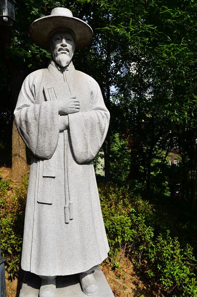 약현성당 안 작은 숲에 있는 정하상 석상. 정약종의 둘째 아들 정하상은 기해박해(1839) 때 서소문 성지에서순교했다. 정약종은 다산 정약용의 셋째 형으로 신유박해(1801) 때 아들에 앞서 서소문 성지에서 순교했다. /2015-10-08(한국일보)