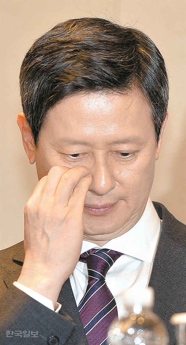 신동주 전 일본 롯데홀딩스 부회장이 8일 서울 소공동 웨스틴 조선호텔에서 열린 기자회견 도중 법적 소송 내용을 묻는 질문에 잠시 눈을 감은 채 답변을 생각하고 있다. 신상순 선임기자 ssshin@hankookilbo.com