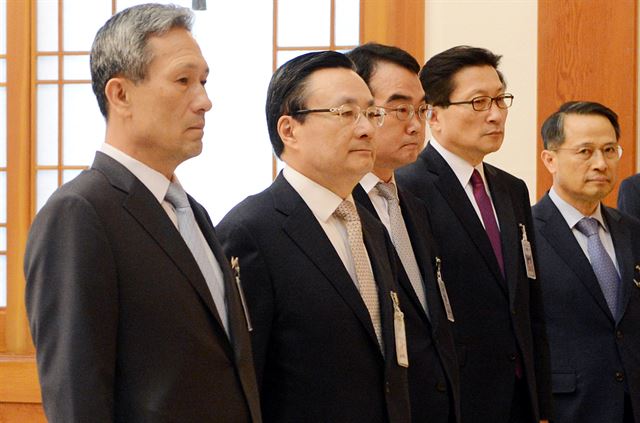 '한민구 동향보고' 문건으로 군 내 파워게임 논란에 휩싸인 김관진(맨 왼쪽) 청와대 국가안보실장이 8일 신임 대사 수여식에서 굳은 표정으로 박근혜 대통령을 기다리고 있다. 청와대사진기자단