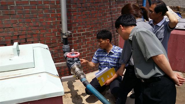 한국수자원공사 관계자들이 지난달 공사가 관리하는 상수도관의 밸브와 계량기를 사전 점검하고 있다. 수자원공사는 매달 주요 시설물의 안전사고 위험 정도를 점검해 미리 알려주는 ‘청렴워치콜제도’를 운영하고 있다. 수자원공사 제공