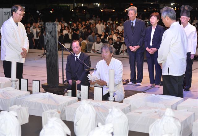 지난 달 19일 오후 서울광장에서 일제 강점기 일본 홋카이도 강제노역 희생자 합동 장례식이 거행되고 있다. 뉴시스