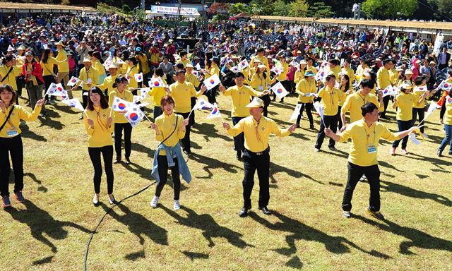 대전 중구 주민과 공무원들이 제7회 대전효문화 뿌리축제장에서 나라사랑 정신을 이어가고 충효사상도 되새기자며 독도 플래시 몹을 연출하고 있다. 대전 중구 제공