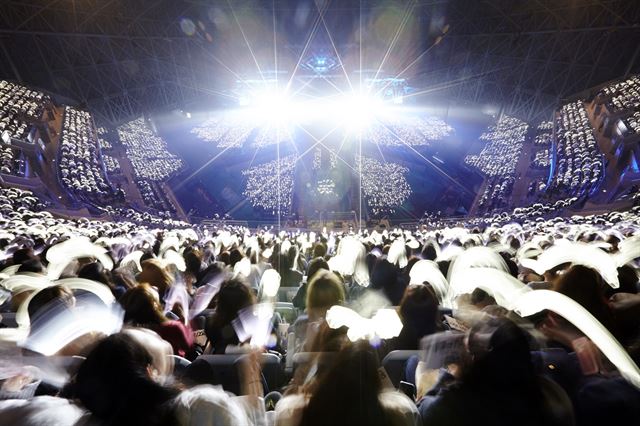 돔 콘서트 시대를 연 10일 엑소의 고척돔 공연. SM 제공