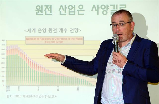 11일 오전 부산항 1부두에 정박 중인 국제환경단체 그린피스의 환경감시건 '레인보우 워리어호'에서 국제 원전 전문가인 숀 버니 그린피스 독일사무소 수석 원전 캠페이너가 한국 정부의 원전 확대정책을 비난하며 재생가능에너지 산업으로의 전환을 촉구하고 있다. 뉴시스