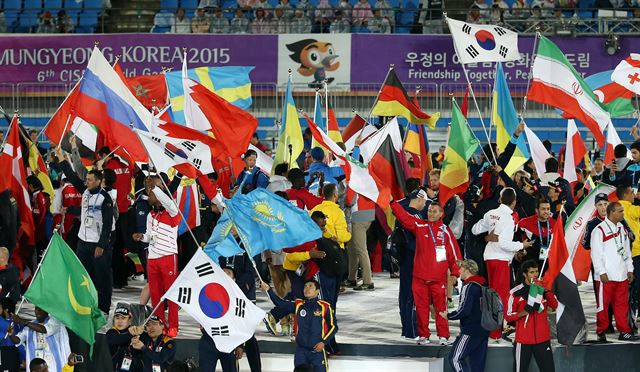 2015 경북문경 세계군인체육대회 폐막식이 11일 오후 문경 국군체육부대에서 열린 가운데 각국 선수들이 무대 중앙에서 자국의 국기를 흔들고 있다. 연합뉴스