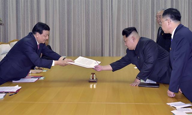 김정은 조선국방위원회 제1위원장이 류윈산 중국공산당 정치국 상무위원으로부터 시진핑 중국 국가주석의 서한을 전달받고 있다. 연합뉴스