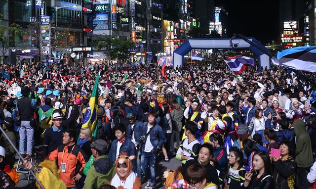 '천안흥타령춤축제2015'에 참가한 국제민속춤경연팀과 시민들이 거리축제퍼레이드를 함께 즐기고 있다. 천안시 제공