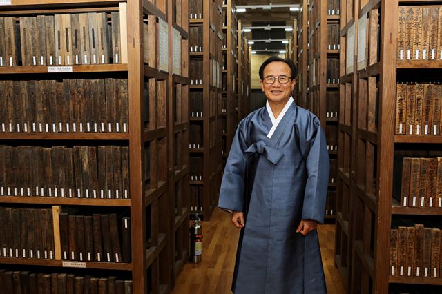 이용두 한국국학진흥원장이 진흥원 내 장판각에서 10일 유네스코 세계기록유산으로 등재된 유교책판을 배경으로 번역과 디지털화의 중요성을 강조하고 있다. 한국국학진흥원 제공