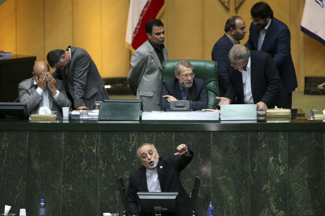 이란 의회가 핵협상 합의안(JCPOA·포괄적 공동행동계획)에 대한 이란 정부의 기본 원칙을 명시한 법안을 가결시킨 가운데 11일(현지시간) 테헤란의 의회 개원식에 참석한 알리 아크바르 살레히 이란 원자력청장이 발언을 하고 있다. 테헤란=AP 연합뉴스