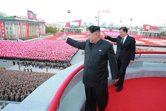 김정은 북한 국방위원회 제1위원장이 지난 10일 노동당 창건 70주년을 맞아 평양 김일성광장에서 열린 열병식에 참석했다고 조선중앙통이 보도했다. 오른쪽은 류윈산(劉雲山) 중국 공산당 정치국 상무위원. 연합뉴스