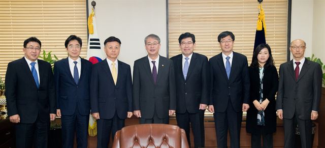 12일 임종룡 금융위원장이 공적자금관리위원회 민간위원을 새로 위촉한 뒤 기념촬영을 하고 있다. 왼쪽부터 안동현 서울대 경제학부 교수, 유종일 KDI 국제정책대학원 교수, 강명헌 단국대 경제학과 교수, 임 위원장, 윤창현 서울시립대 교수, 이재환 법무법인 KCL 변호사, 안수현 한국외대 법학전문대학원 교수, 최관 성균관대 경영학과 교수. 금융위 제공