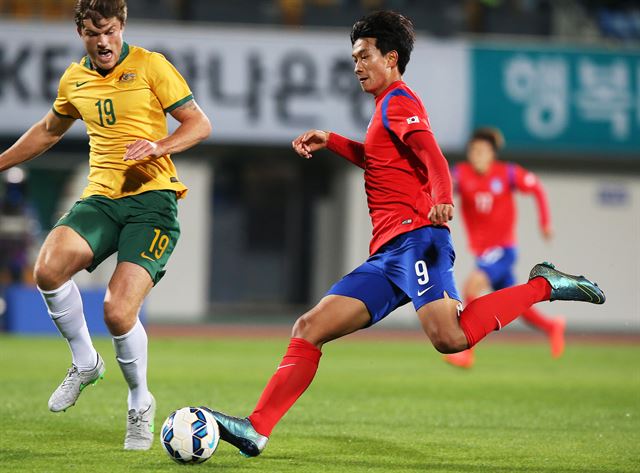 12일 오후 경기도 이천시 부발읍 이천종합운동장에서 열린 올림픽 축구대표팀 한국-호주 친선 경기. 한국 스트라이커 김현이 드리블을 하고 있다. 연합뉴스