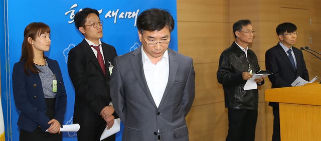 12일 오후 정부서울청사 합동브리핑룸에서 열린 메르스 관련 긴급기자회견에서 질병관리본부 양병국 본부장이 취재진의 질문에 답한 뒤 자리로 향하고 있다. 왼쪽부터 국립중앙의료원 김가연, 서울대병원 최평균, 양병국 본부장, 서울대 김의종 교수·김남중 교수. 연합뉴스