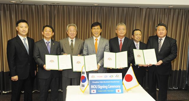 충남도는 13일 일본 고도기술 보유 2개 기업과 2,100만 달러 투자 유치 협약을 했다. 왼쪽부터 이효성 MSC Tech 대표, 서철모 천안시 부시장, 무로후시 스스무 무로후시제작소 사장, 안희정 충남지사, 겐타로 아라오 데이진그룹 전무, 고야마 도시야 데이진그룹 이사, 김영범 아산시 부시장. 충남도 제공