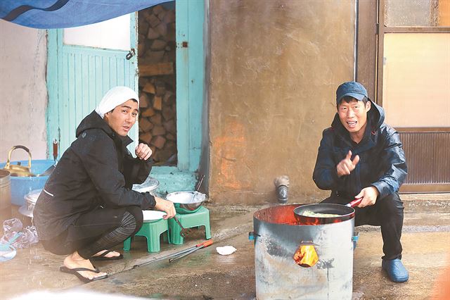 tvN ‘삼시세끼-어촌편’ 시즌2의 차승원(왼쪽)과 유해진. CJ E&M 제공