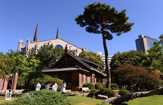 근대문화골목 출발지인 '청라언덕'엔 100년이 넘은 미국 선교사 주택이 여전히 멋스럽다.