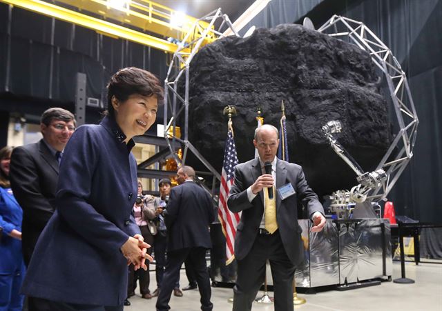 박근혜 대통령이 15일 새벽(한국시간) 미국 메릴랜드 NASA 고다드 우주센터 위성로봇연구동에서 설명을 듣고 있다. 연합뉴스