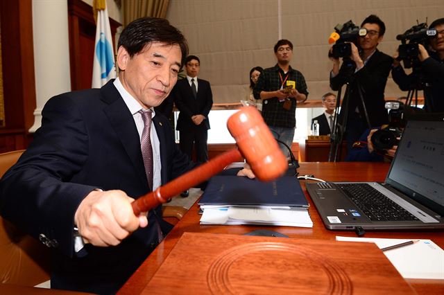 이주열 한국은행 총재가 15일 오전 서울 중구 남대문로 한국은행 본점에서 열린 금융통화위원회에서 의사봉을 두드리고 있다. 연합뉴스