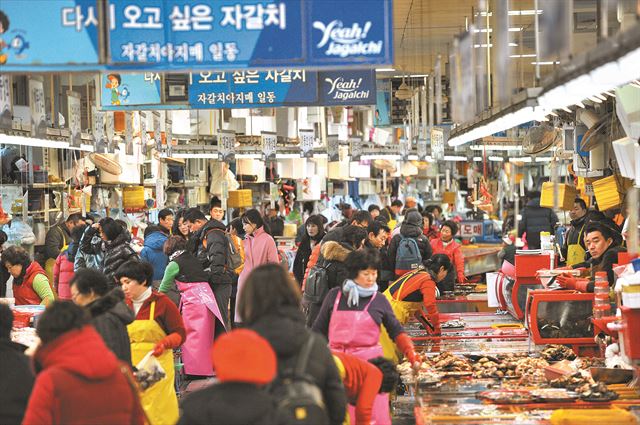 삶의 흔적이 곳곳에서 묻어나는 자갈치 시장은 부산의 얼굴이다. 부산시민들과 방문객들이 자갈치시장을 가득 메우고 있다. 부산 중구청 제공