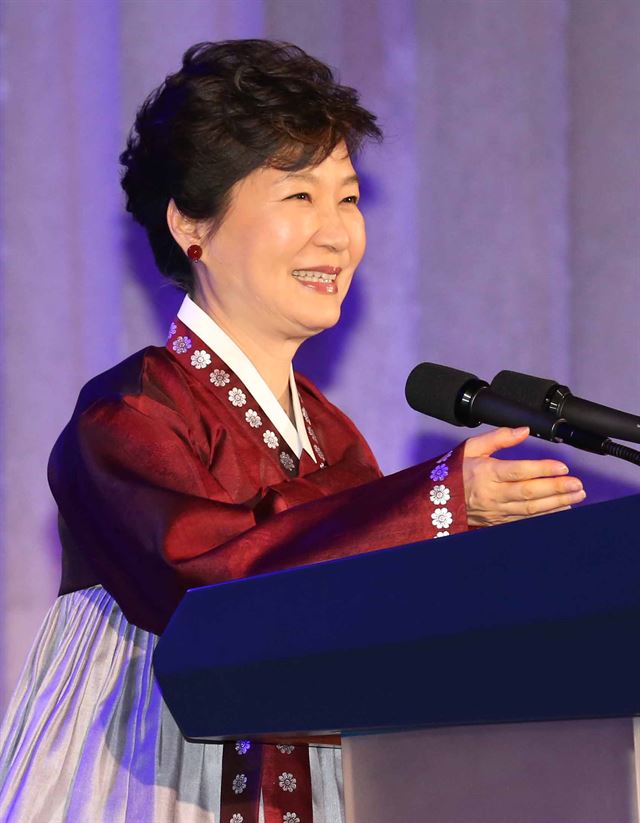 박근혜 대통령이 15일 새벽(한국시간) 워싱턴에서 열린 한미 우호의 밤 행사에서 축사하고 있다. 연합뉴스