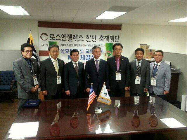 오영호 의령군수 등은 LA한인축제재단과 우호협력 증진을 위한 MOU를 체결하는 등 문화, 관광, 축제 분야 상호교류와 의령 특산품 홍보 및 판촉 활동을 벌였다. 의령군 제공